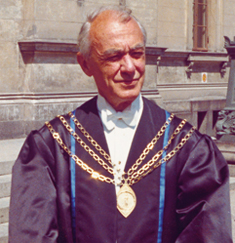 Rektor Mogens Fog i den nye rektorkappe, 1968