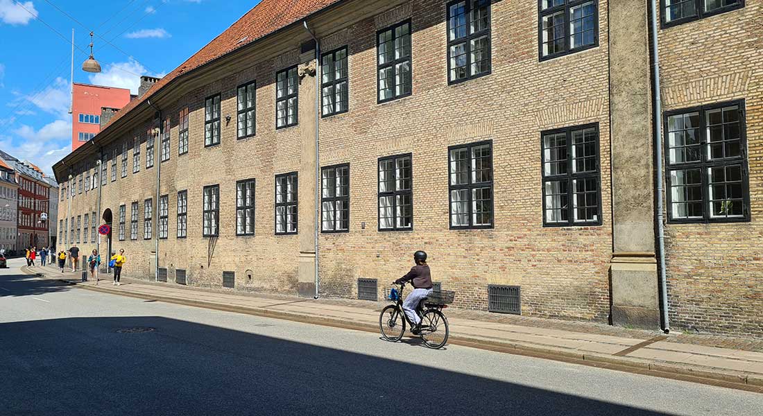 Kommunitetsbygningens facade langs Nørregade